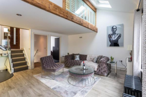 The Penthouse, Opposite Sale Metrolink, Includes Free Parking
